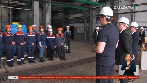 Астанада «Аманат» партиясының жастары жұмысшы әйелдерді құттықтады