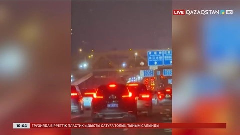 Уханьда робот-таксилер жаппай тоқтап қалып, көшелерде көлік қатынасы қиындады