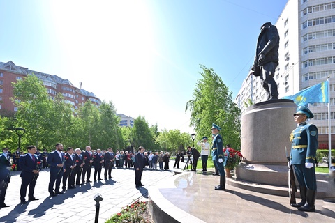  Мәжіліс төрағасы Талғат Бигелдиновтің рухына тағзым етті