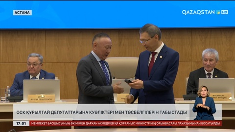 Депутаттар куәліктері мен төсбелгілерін алды