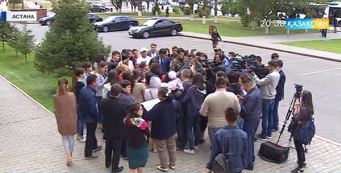 Грантқа ілінбей қалған оқушылардың ата-аналары наразылықтарын білдірді