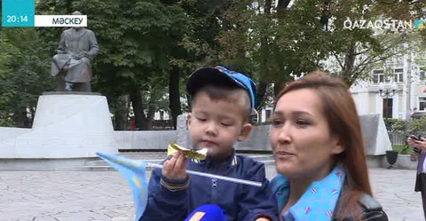 Мәскеудегі қазақ жастары Абай ескерткішінің алдында барша жұртты Конституция күнімен құттықтады