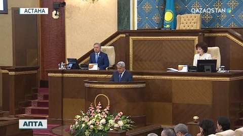 Мәжілісте латын әліпбиінің нұсқасы ұсынылды