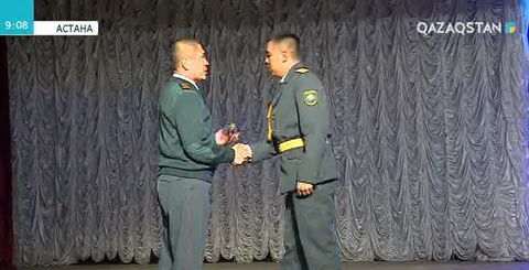 Астанада ержүректігімен көзге түскен сарбаздар марапатталды