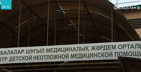 Алматыда джип автокөлігі жол жиегінде тұрған бір әйел мен үш баланы қағып кетті