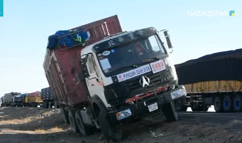 Моңғолияның Гоби шөлінде мыңдаған жүк машинасы тұрып қалды