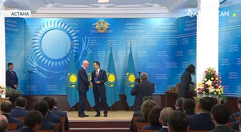 Премьер-министр Бақытжан Сағынтаев мемлекеттік наградаларды тапсырды