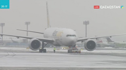 Германияның Франкфурт әуежайы қардан тазартылып жатыр