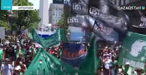 Аргентинада мыңдаған мемлекеттік қызметкер жұмыстан шығаруға қарсы марш өткізді