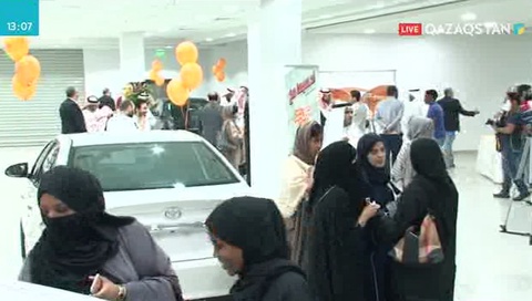 Сауд Арабиясындағы Джидда қаласында көліктер шоуына әйелдер қатысты