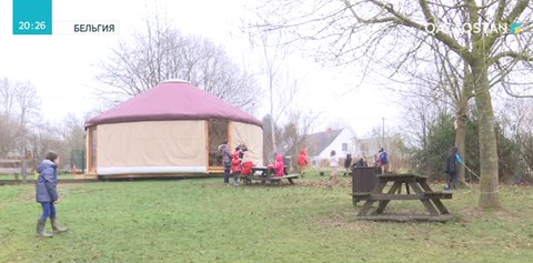 Бельгияда киіз үйде оқушылар білім алып жатыр