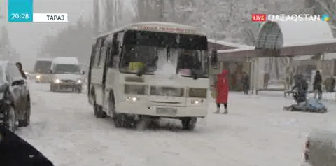 Таразда қалың қар көлік қозғалысына кедергі келтіруде