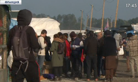 Францияның Кале портындағы  «Джунгли» лагерінен босқындар көшіріліп жатыр