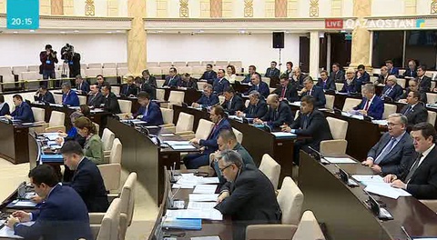 Сенат депутаты Мұрат Бақтиярұлы барлық балабақшаны қазақ тіліне көшіруді ұсынды