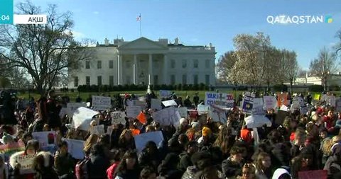 АҚШ-тың бірнеше қаласында ондаған мың оқушы ереуілге шықты