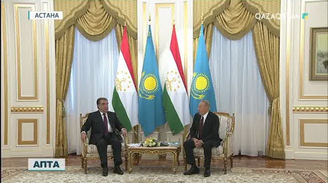 Нұрсұлтан Назарбаев Эмомали Рахмонға құрмет ретінде «Парасат» орденін табыстады