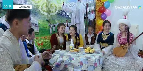 Алматыда мектеп оқушылары жаңару күніне мерекелік шара ұйымдастырды