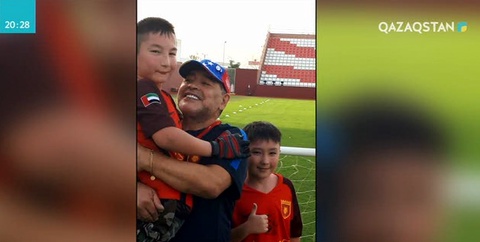 Диего Марадонамен кездесуді армандаған Әли әйгілі аяқдопшыға шапан жапты