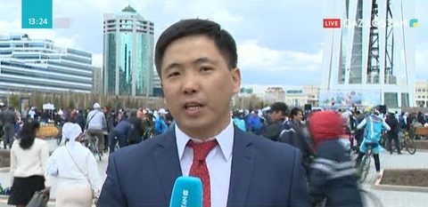 Астанадағы «Бәйтерек» монументі алаңында велошеру өтуде