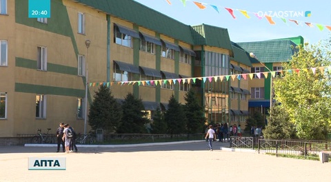 Мектептерде ата-аналардан оңды-солды ақша жинау тыйылмай тұр