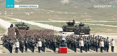 Отан қорғаушылар күніне орай «Отар» полигонында жауынгерлік парад өтті
