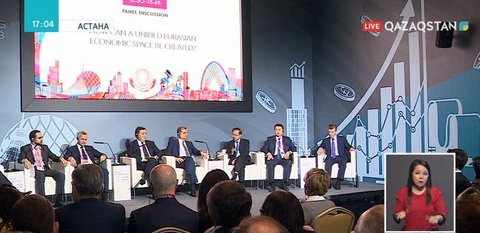 Ұлттық арна журналисі Досымжан Ермұрат Астана экономикалық форумынан тікелей байланысқа шықты