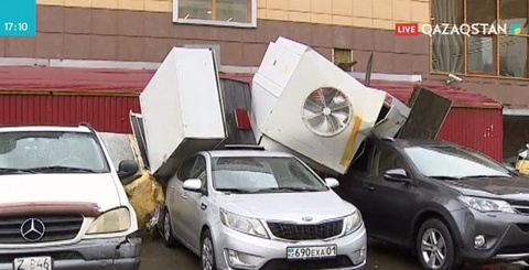 Астанада соққан қатты дауыл қыруар шығын әкелді