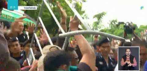 Таиландта әскери хунтаға қарсы шеру өтті