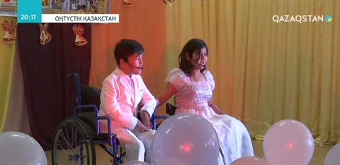 Шымкентте мектеп бітірушілер қайырымдылық жасады