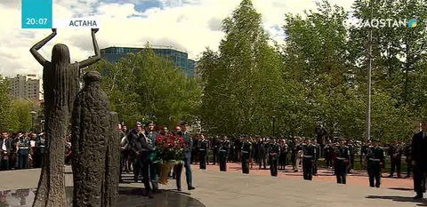 Астаналықтар ашаршылық құрбандары монументіне гүл шоқтарын қойды