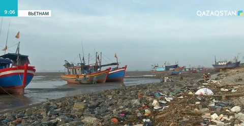 Вьетнамның жағажайында құмнан қоқыс көп