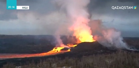 Гавай аралында вулкан лавасы өзен болып ағып жатыр