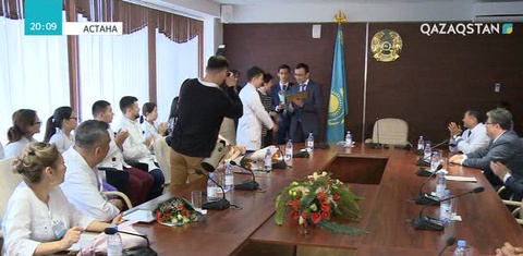 Мәулен Әшімбаев медицина қызметкерлерін мерекелерімен құттықтады