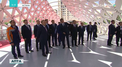 Атырау облысының Астанаға тарту еткен алып көпірін Елбасы аралап көрді