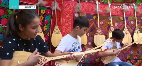 Алматылық шебер Ұлттық домбыра күніне орай 30 балаға домбыра сыйлады