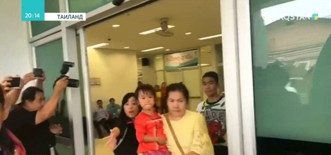 Таиландта үңгірден құтқарылған балалар ауруханадан шықты