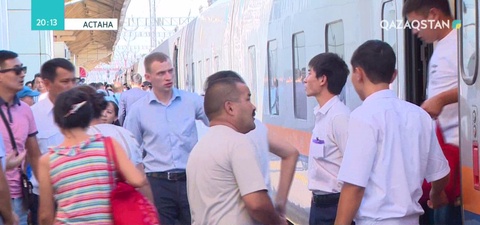 Елімізде мыңдаған адам діттеген жеріне жете алмай, вокзал кассаларын торуылдауға мәжбүр