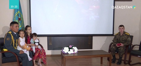 Егде тартқан ер адамды өрттен арашалап қалған ұландық жауынгерлер марапатталды