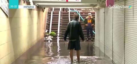 Киев көшелерін дамылсыз нөсерден кейін су басты