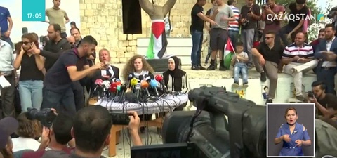 Израиль жауынгерін тепкен қыз түрмеден шықты