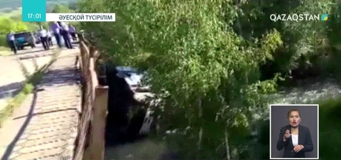 Риддер қаласында жолаушылар автобусы көпірден құлап кетті