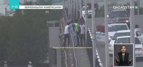 Атырауда көпірден секірмек болған қыз құтқарылды