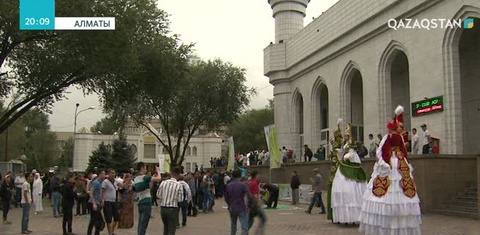 Алматыда 1000-ға жуық адамға дастархан жайылды