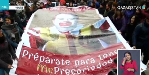 Сантьягода студенттер еңбек заңына қарсы шеруге шықты