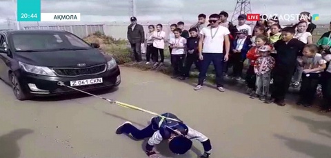 Алты жасар  Бекмансұр Дәулетбақ жеңіл көлікті 20 метр жерге сүйреп, рекорд орнатты