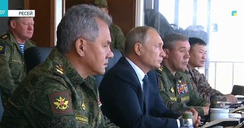Әскери жаттығуды тамашалау үшін президент Владимир Путин Цугол полигонына барды