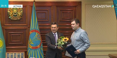 Қала әкімі кеше терезеден құлаған баланы құтқарып қалған азаматқа 500 мың теңге сыйақы берді
