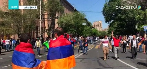 Арменияда мыңдаған адам мерзімінен тыс парламенттік сайлау өткізуді талап етті
