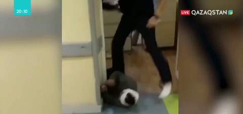 Науқасты аяусыз тепкілеген дәрігер жұмыстан қуылды