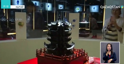 Қытайдағы жәрмеңкеде 60 келі жақұт тасты мүсін ұсынылды